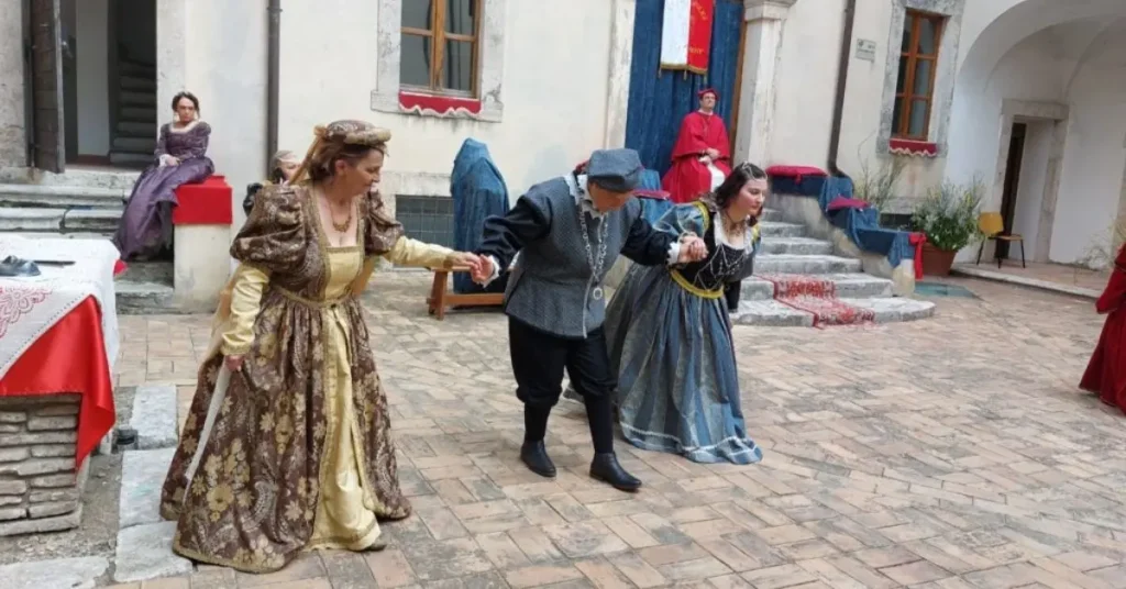 Figuranti in cortile