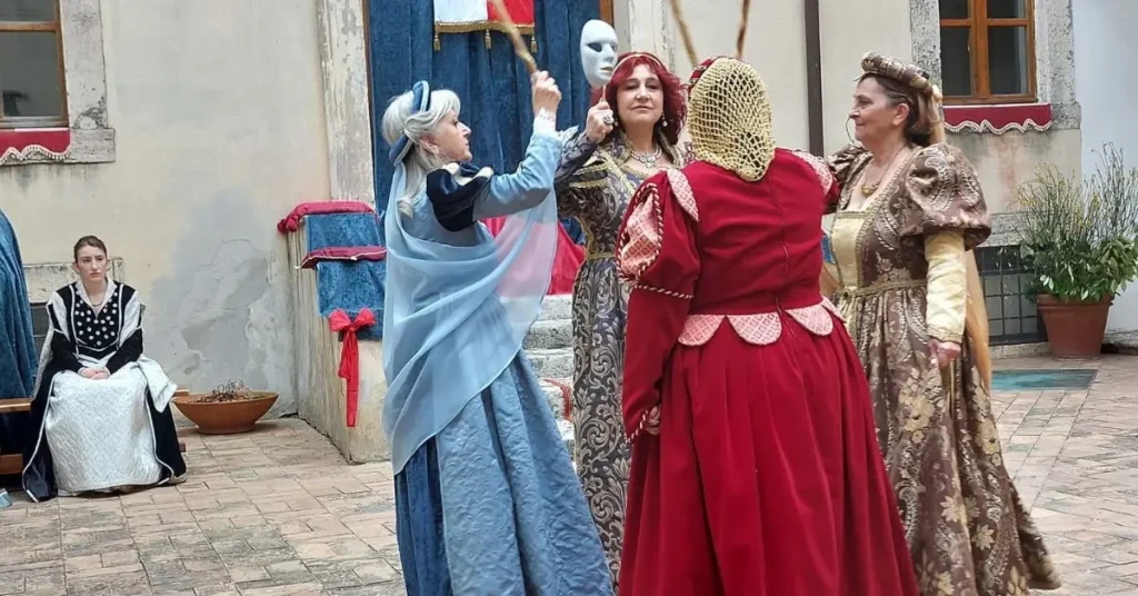 Figuranti che danzano